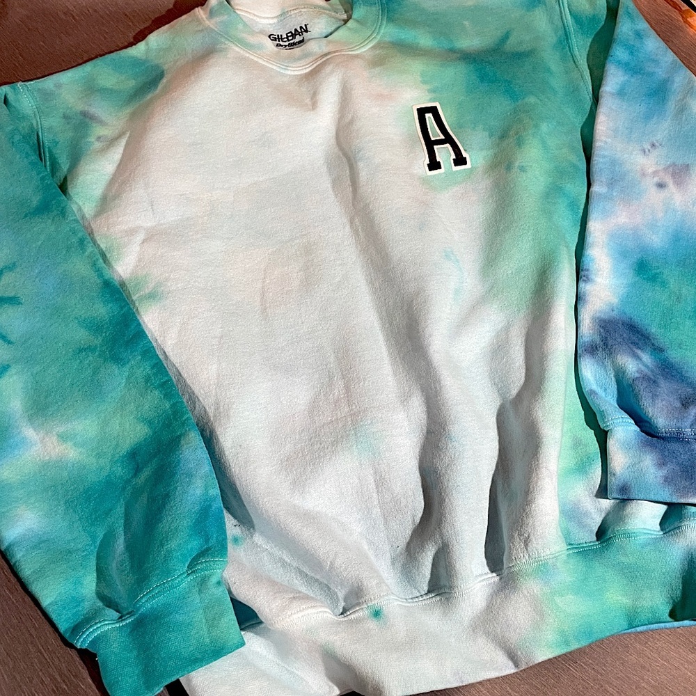 ❤️‍🔥 (2 for $8, 3 for $11, 4 for $14)! Blue Tie Dye Sweater "A"
